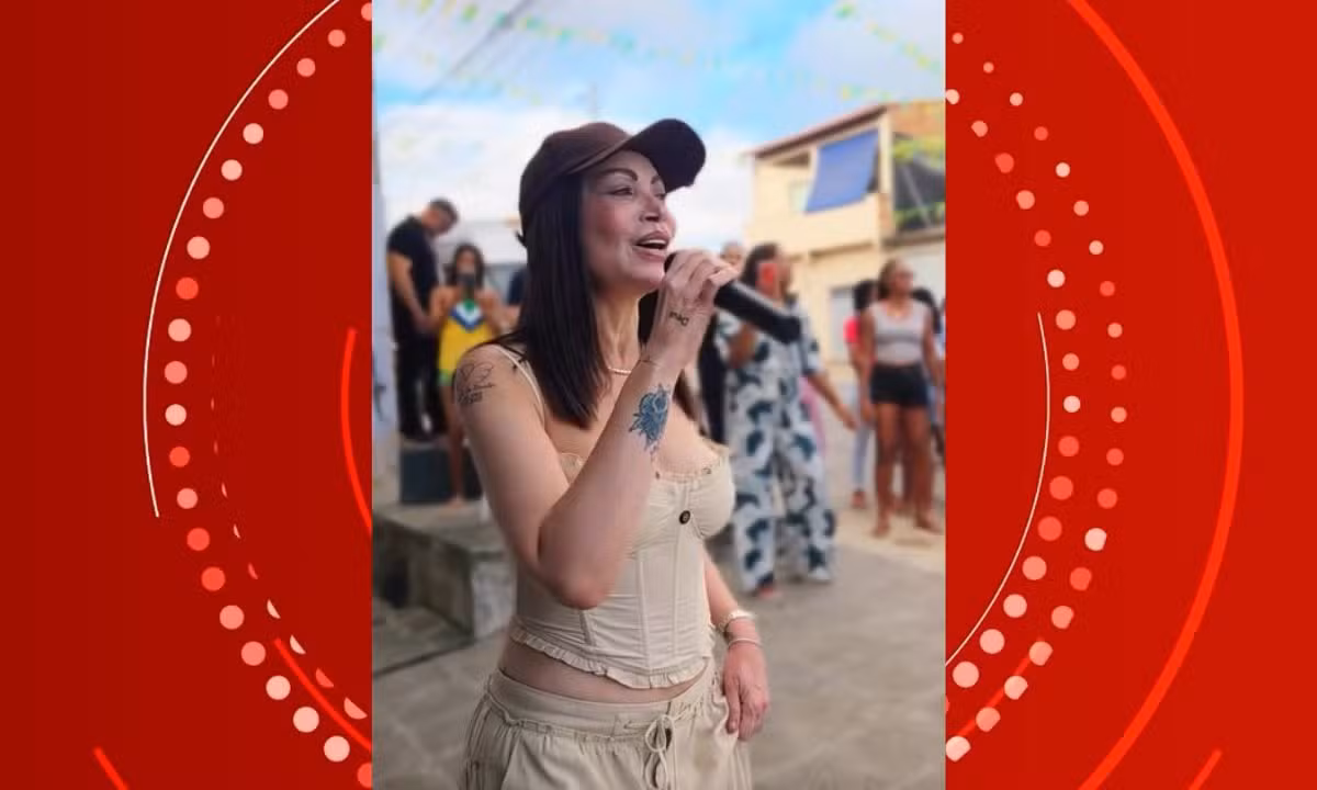VÍDEO: Solange Almeida surpreende conterrâneos e canta no meio da rua em cidade natal na Bahia