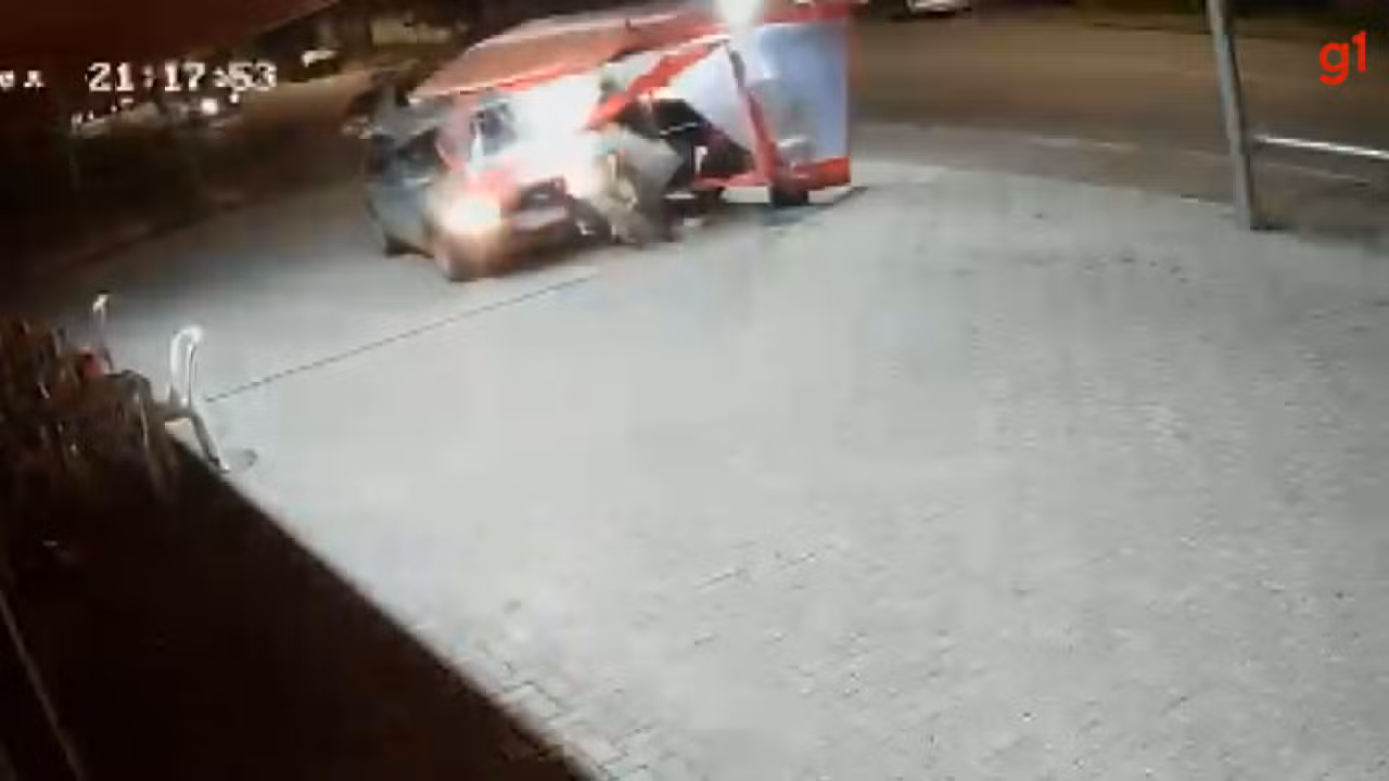 VÍDEO: Carros batem em cruzamento e um deles atinge carrinho de cachorro