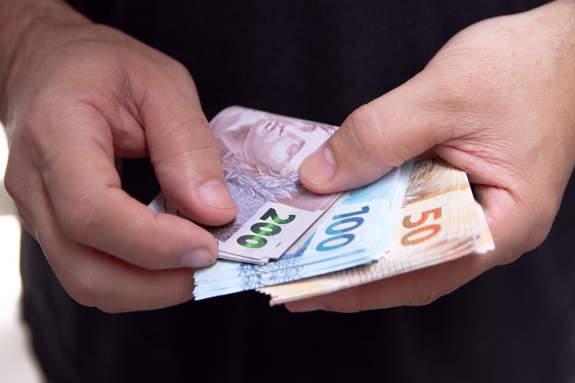 Orçamento 2027: salário mínimo, previsão de contas no azul, reajuste limitado a servidores e 'imposto do pecado'; veja destaques do projeto