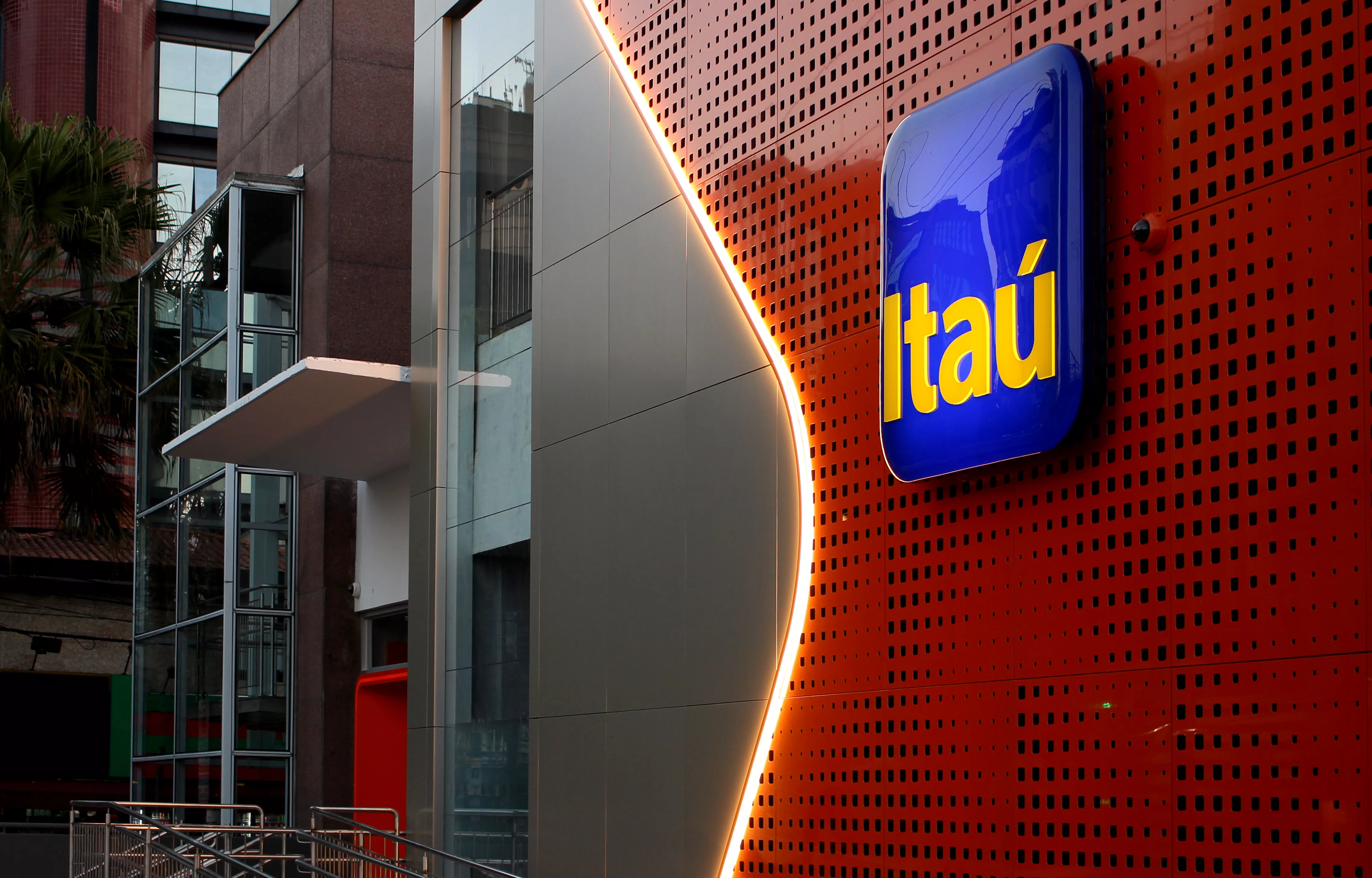 Itaú muda regra do trabalho híbrido e vai exigir mais dias presenciais a partir de 2028