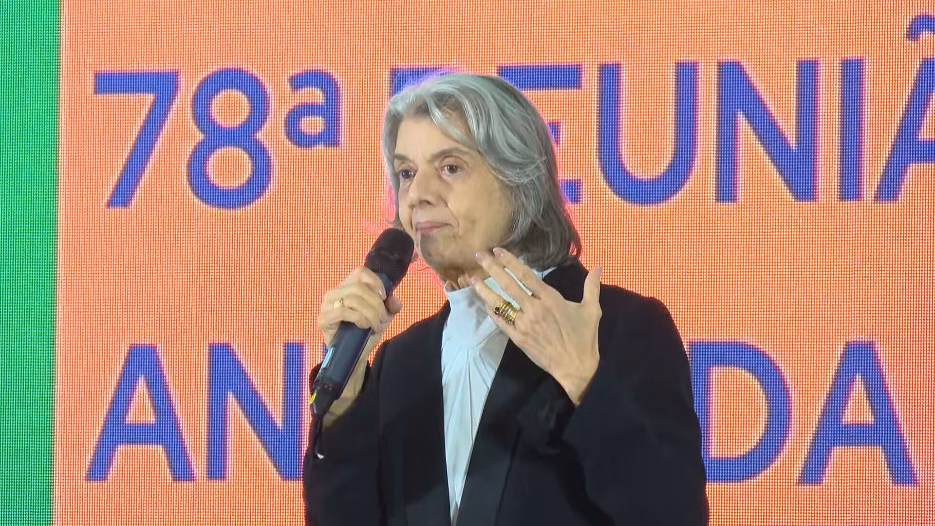 Sem citar Trump, Cármen Lúcia defende democracia e diz que ninguém deve interferir no país