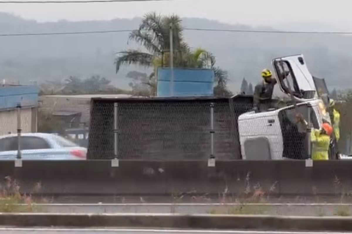 Caminhão tomba na pista expressa da Via Dutra, em São José dos Campos