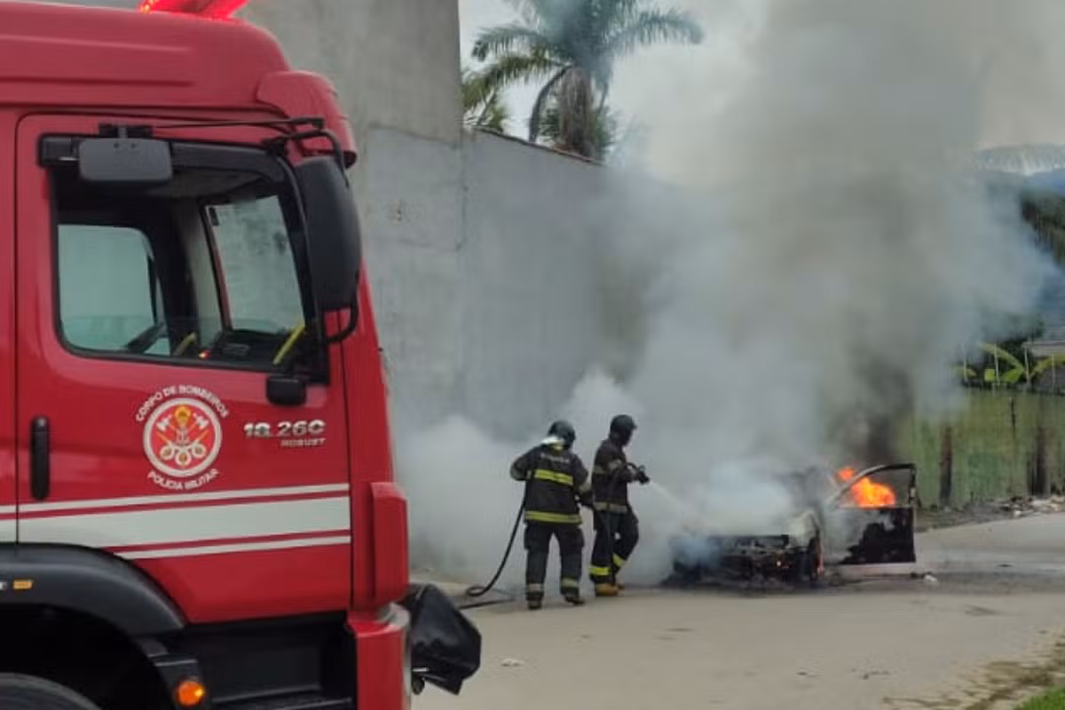 Incêndio destrói carro no Perequê