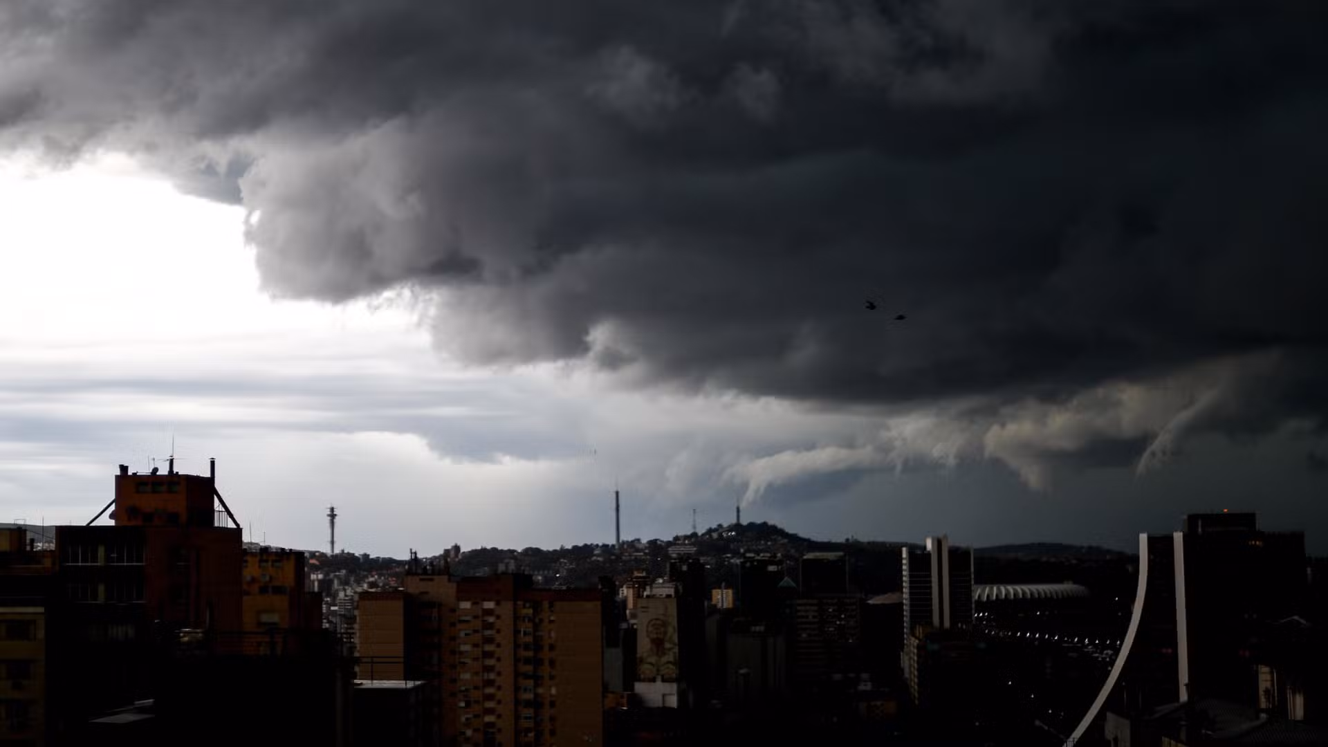 RS tem previsão de tempestade e aviso para ventos de até 100 km/h neste domingo; veja as regiões afetadas