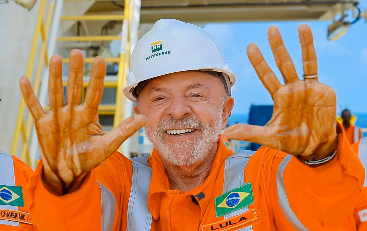 Lula assina decreto que reduz tributos sobre gasolina e MP que cria subsídio para diesel