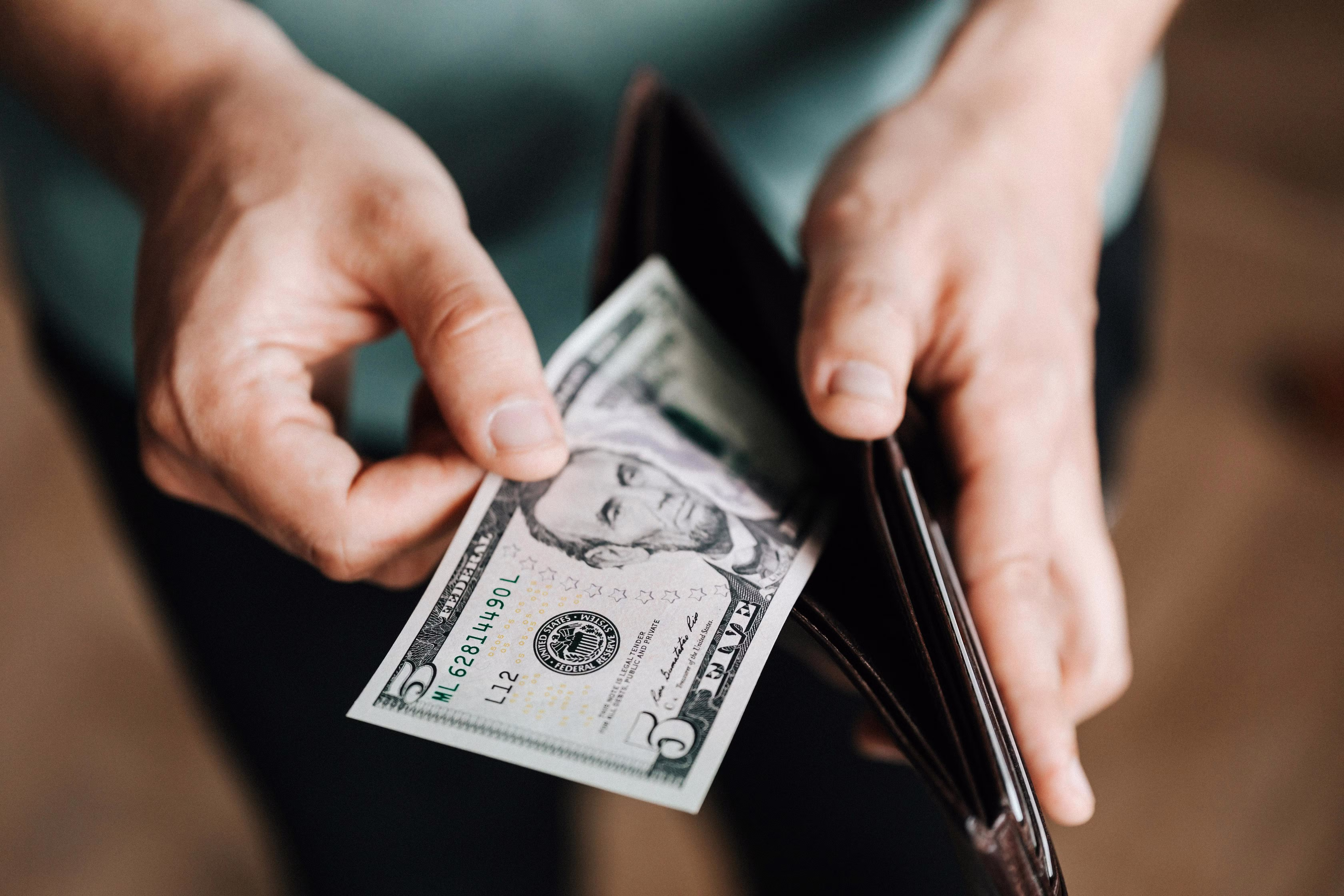 Dólar opera em alta, com dados de emprego no Brasil e nos EUA no radar; Ibovespa cai