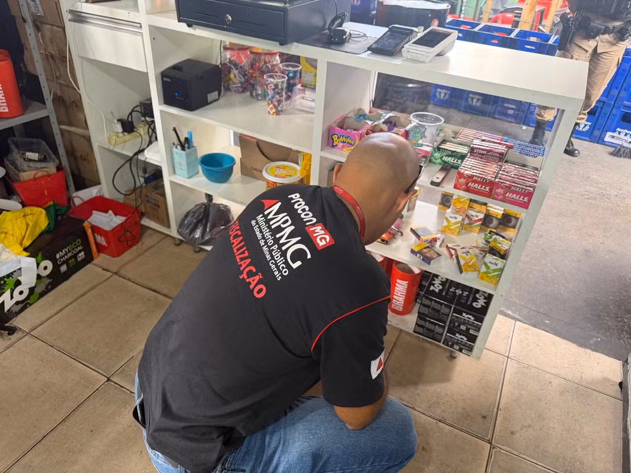 Bar é interditado após fiscalização encontrar alimentos impróprios e falhas sanitárias no bairro Santa Mônica