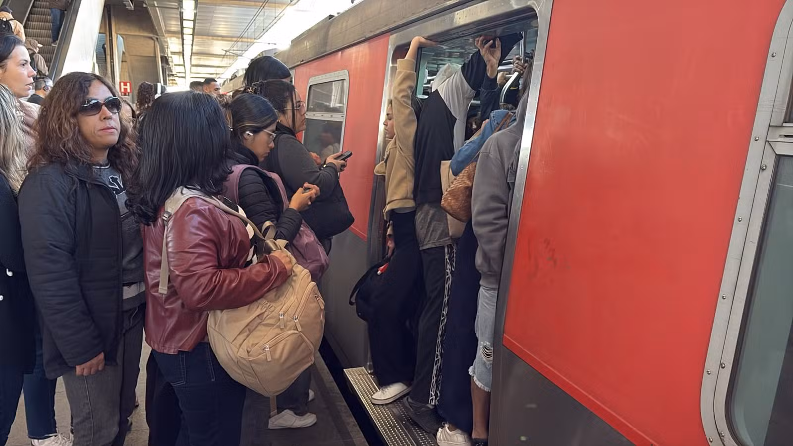 Falhas nas Linhas 12-Safira e 1-Azul, provocam lentidão no transporte sobre trilhos em SP