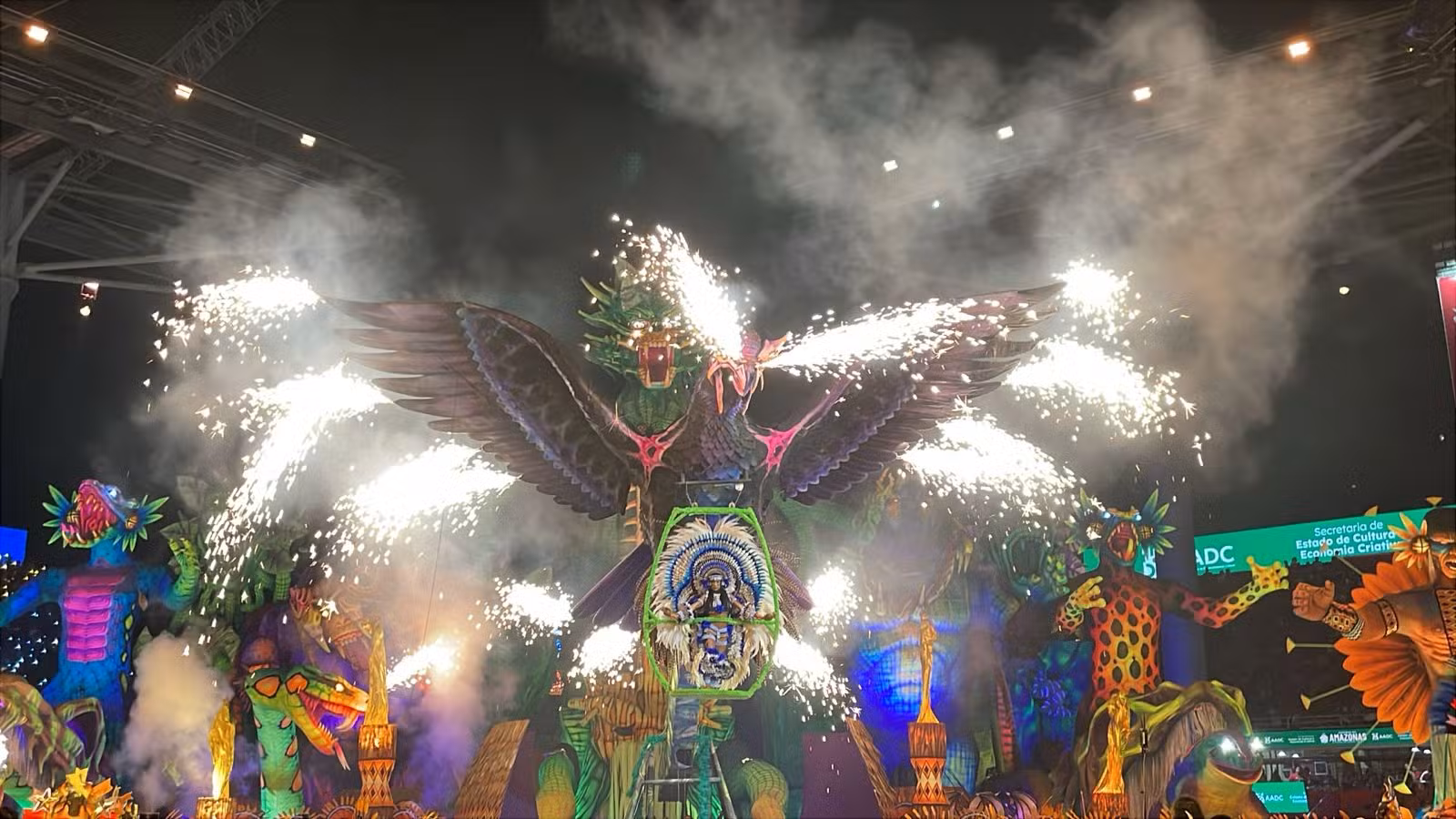 Marciele Albuquerque surge de alegoria inspirada em lenda amazônica na terceira noite de Parintins