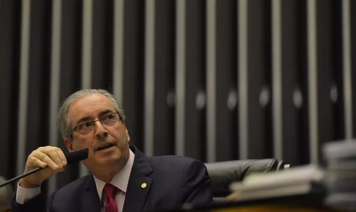 Troca de mensagens entre Cunha e servidora aponta ‘burla?