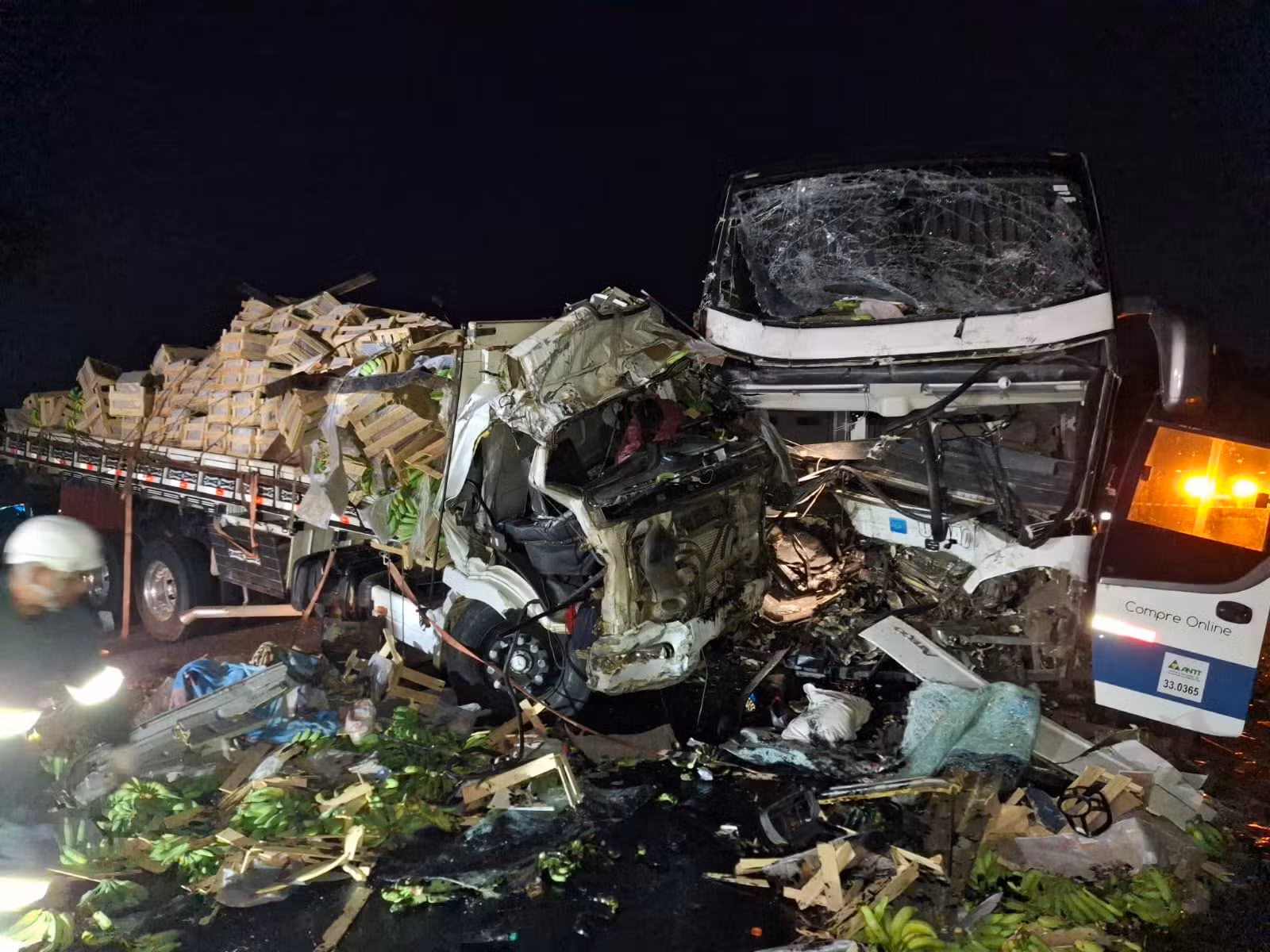 Acidente entre ônibus e caminhão deixa dois motoristas mortos e feridos na BR