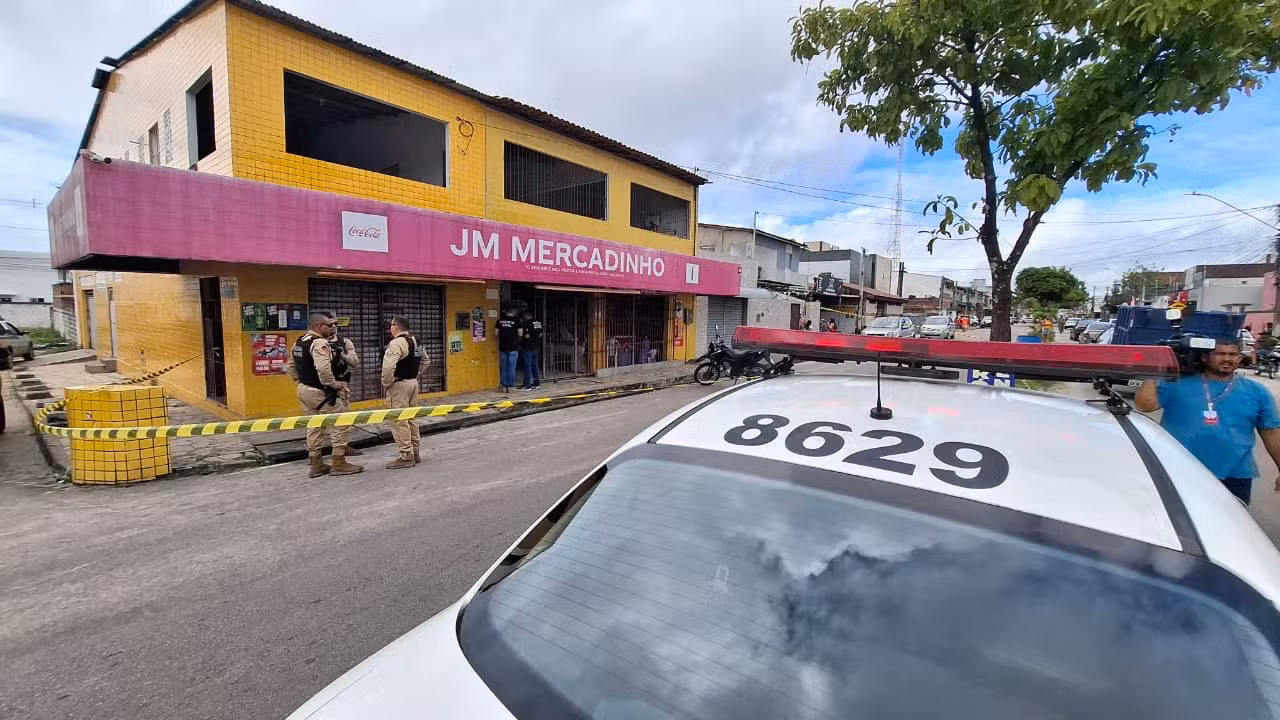 Polícia investiga se homem morto com tiro na cabeça dentro de mercado foi confundido com assaltante, em João Pessoa