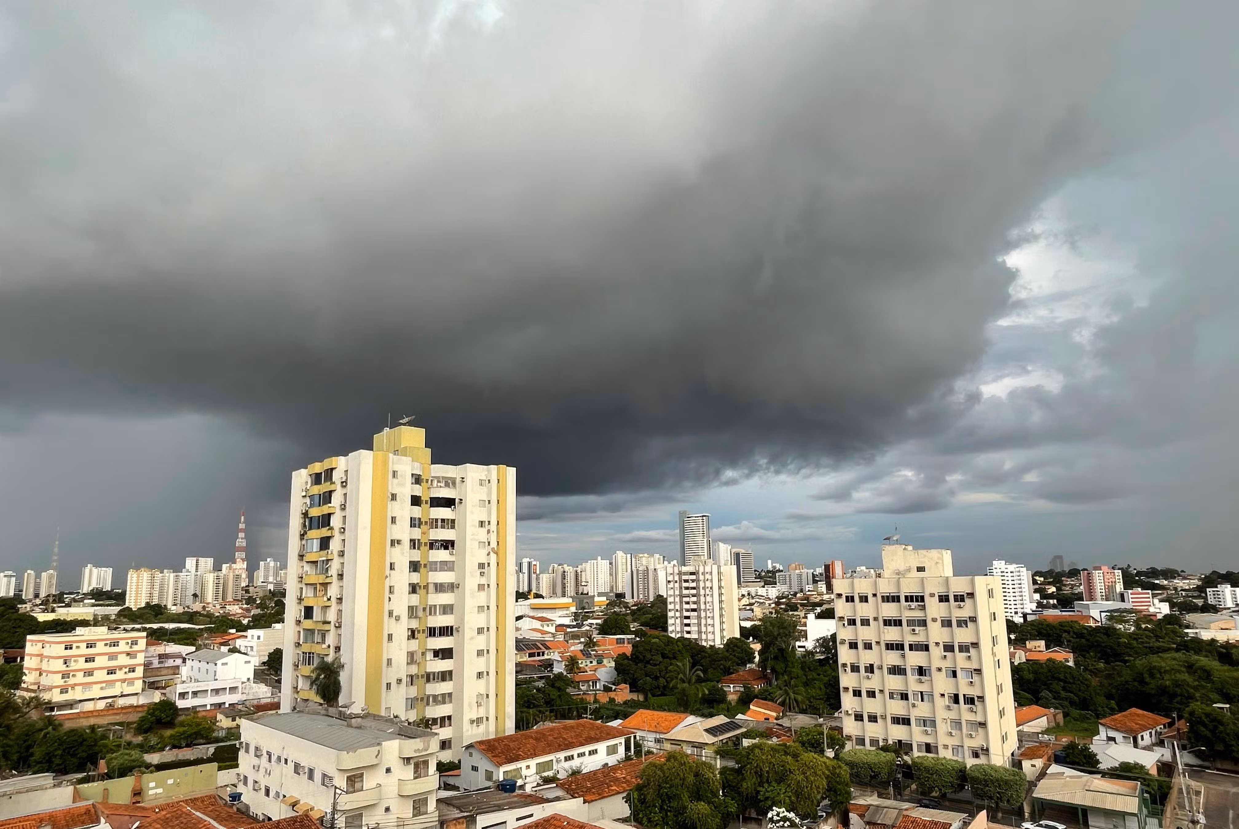 Cuiabá tem previsão de chuva e máxima de 34°C em fim de semana com alerta amarelo em MT