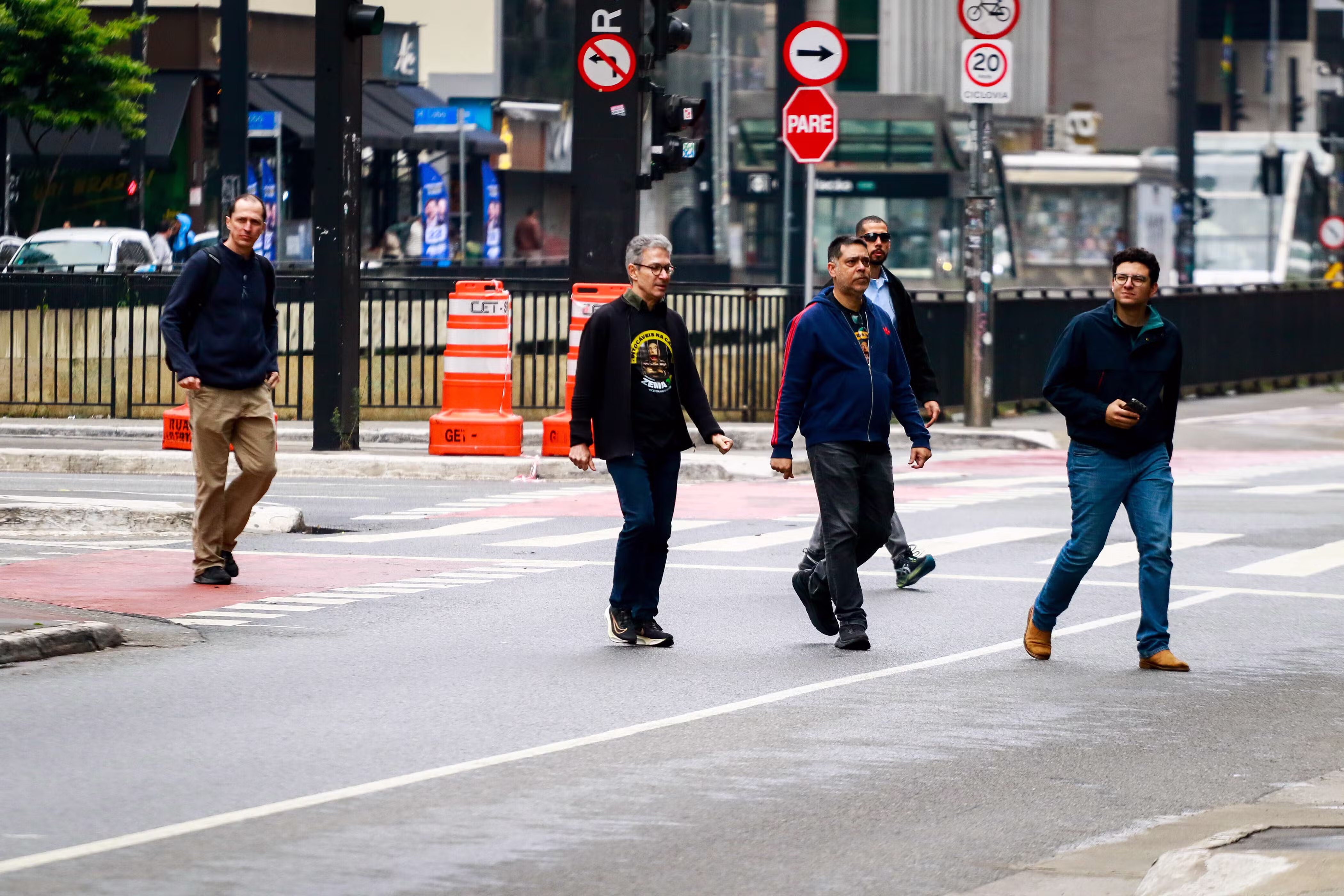 Zema estende painel em prédio na Avenida Paulista com boneco de Moraes preso