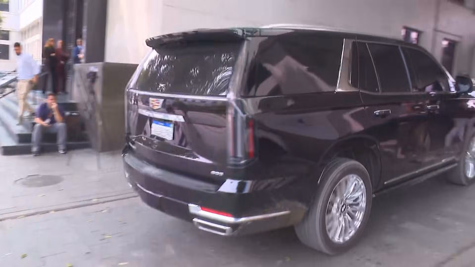 Cadillac avaliado em mais de R$ 2 milhões é apreendido na casa de policial civil preso em operação da PF