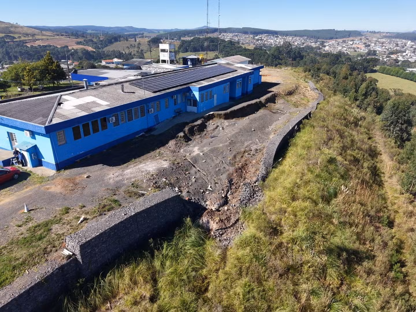Hospital no topo de morro é interditado por 'risco concreto a pacientes' após movimentações graves no solo em SC