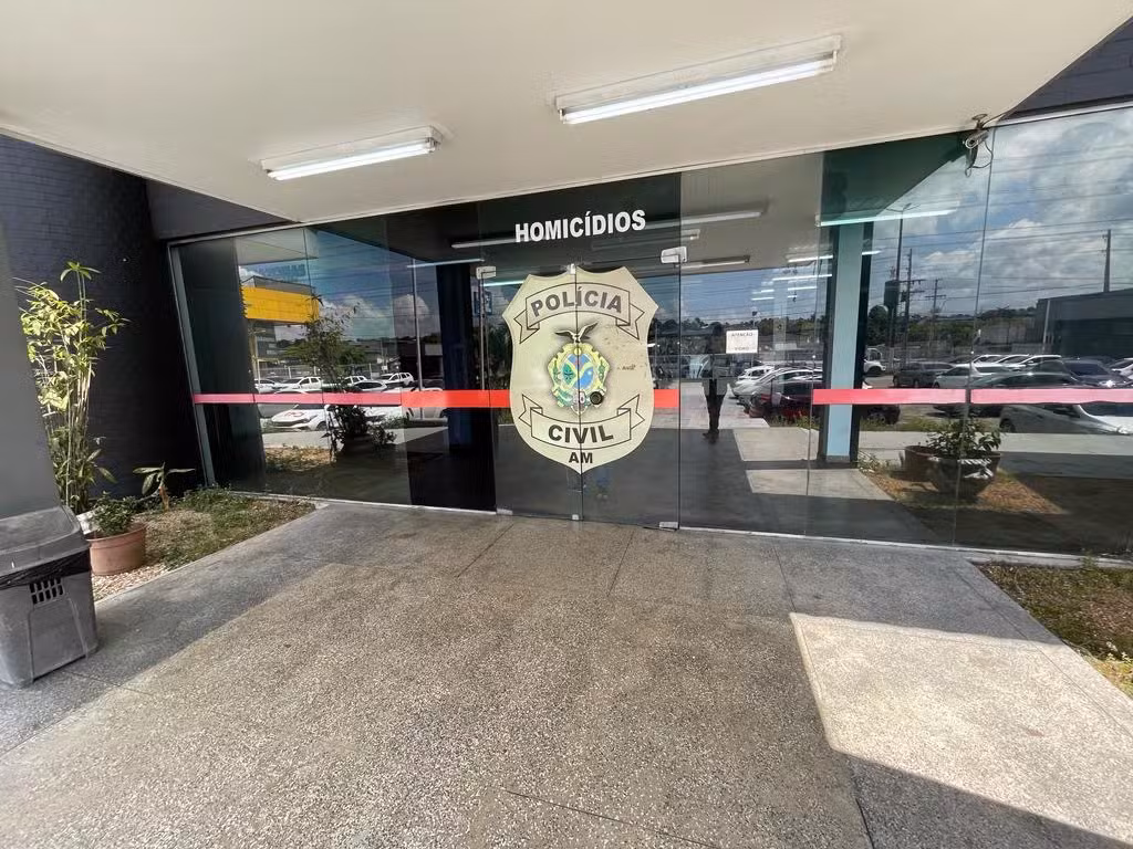 Policial reage a assalto dentro da própria residência em Manaus; um suspeito morre e outro fica ferido