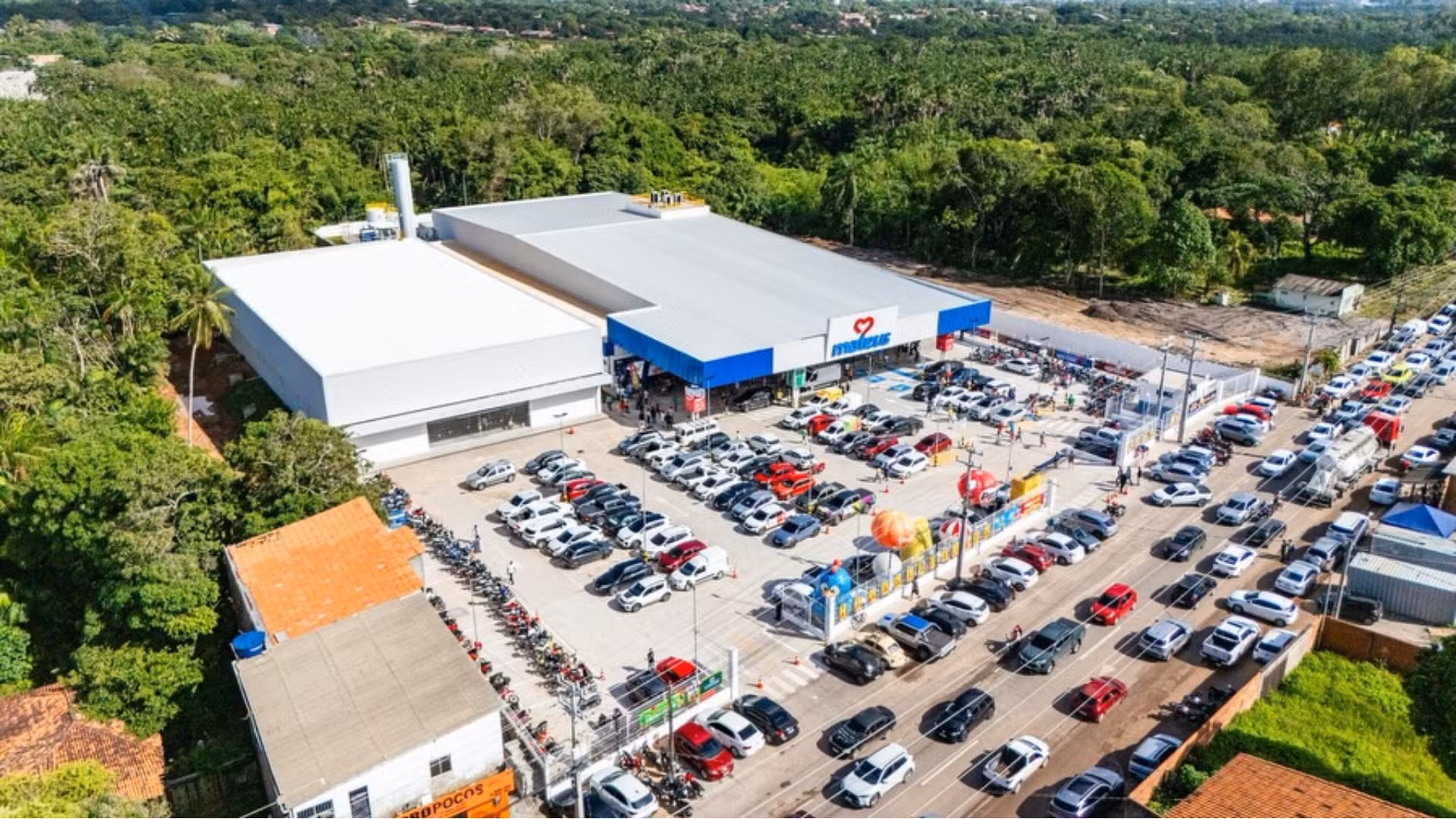 Bandidos invadem supermercado, rendem funcionários e roubam cofre na Estrada da Maioba, na Grande São Luís