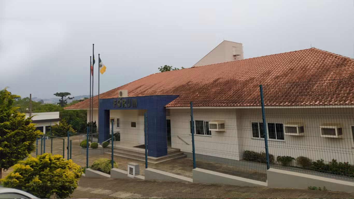 Homem vai ao fórum atualizar endereço, descobre mandado ativo e sai preso em SC