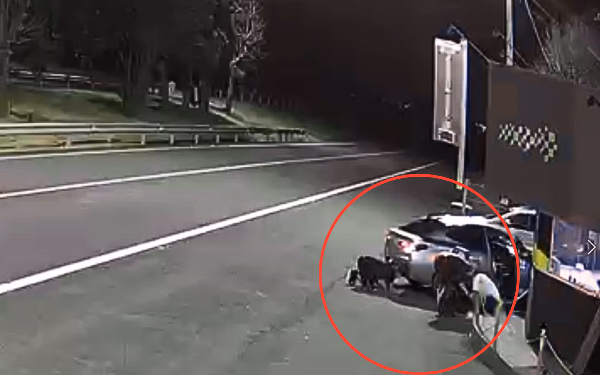 VÍDEO: pai se ajoelha enquanto policiais salvam bebê de dois anos engasgado no interior de SP