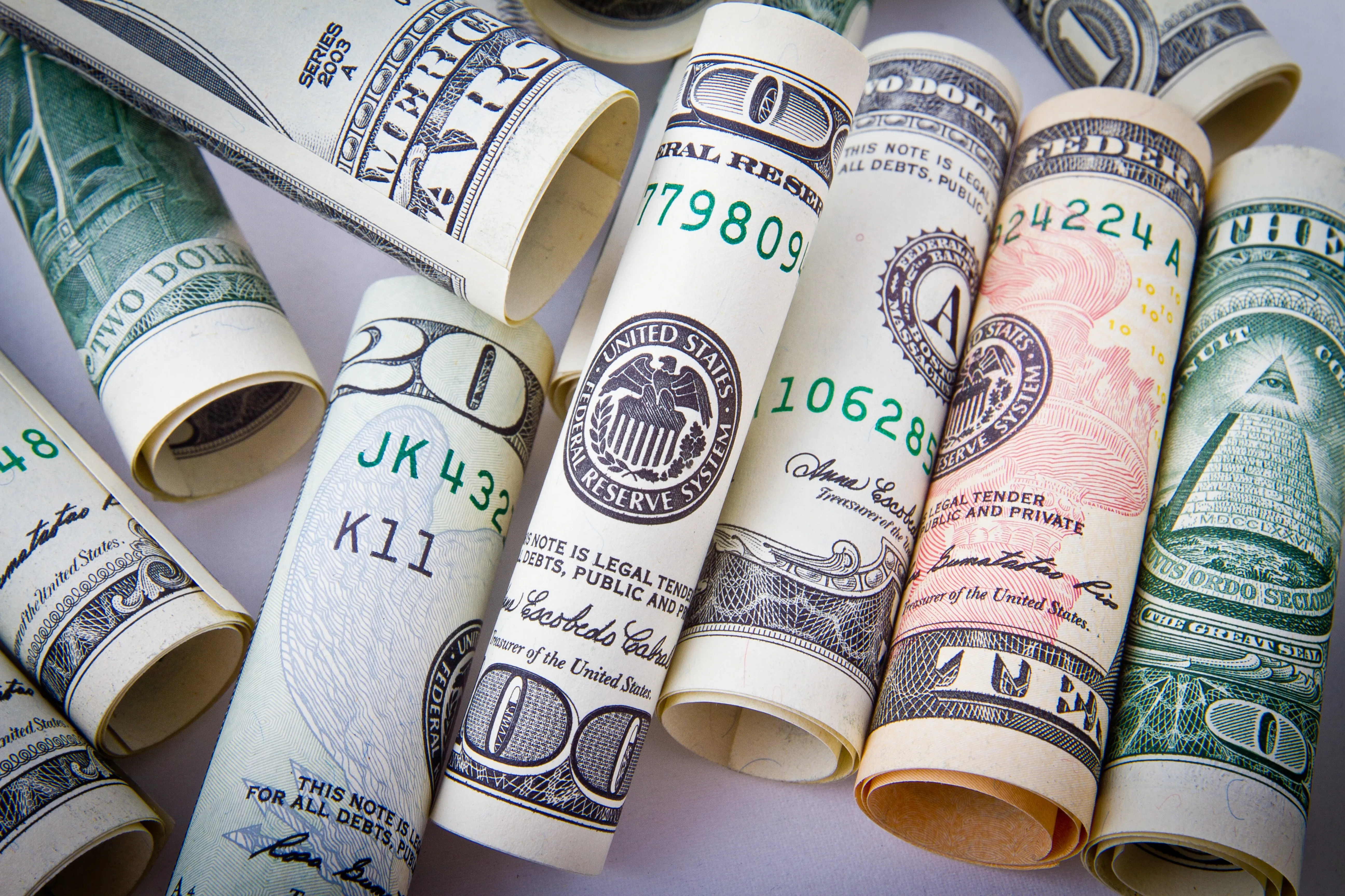 Dólar cai e fecha a R$ 5,16, de olho em dados de emprego; Ibovespa sobe