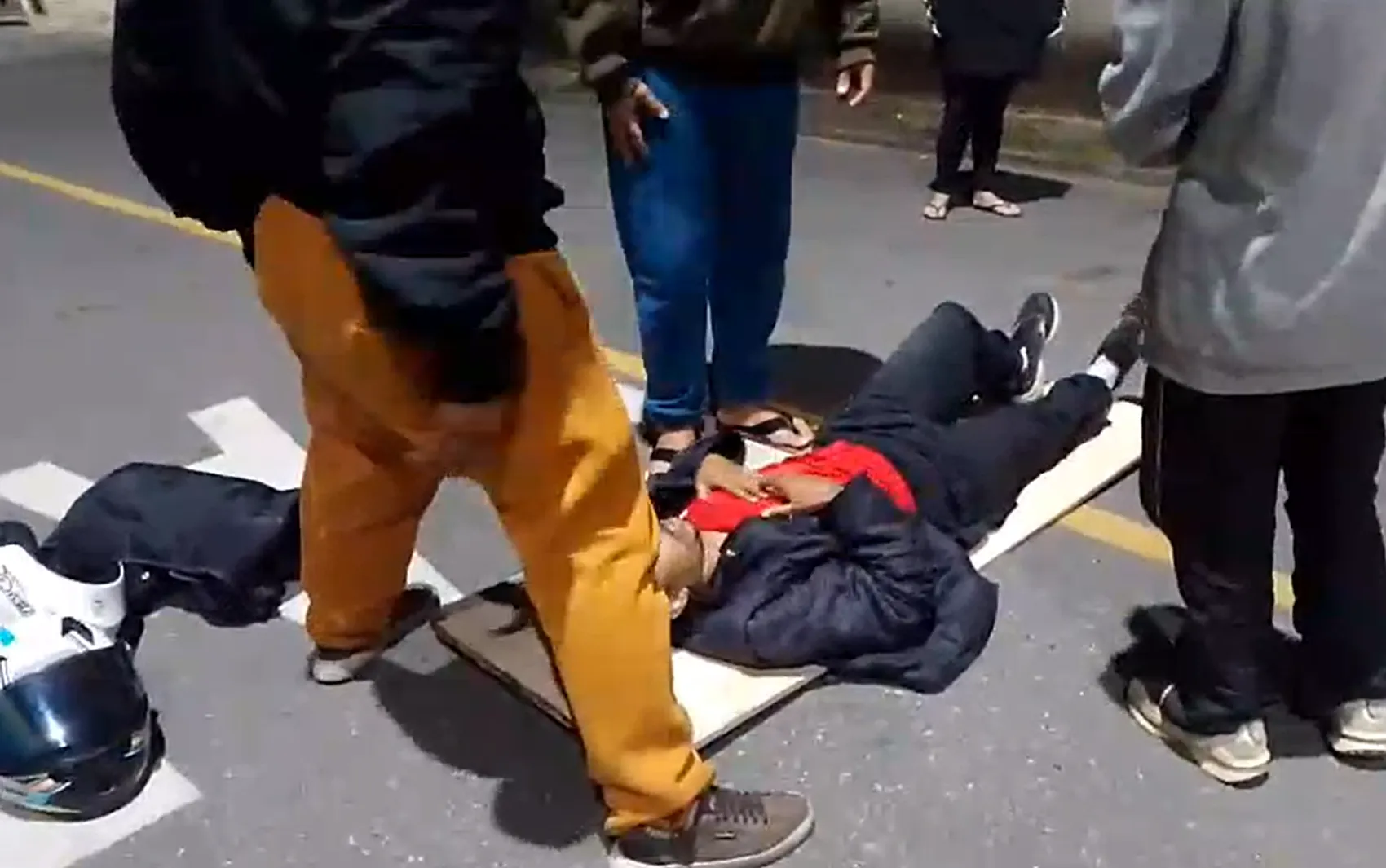 Moradores relatam falta de socorro e improvisam maca para retirar motociclista ferido em MG; veja VÍDEO