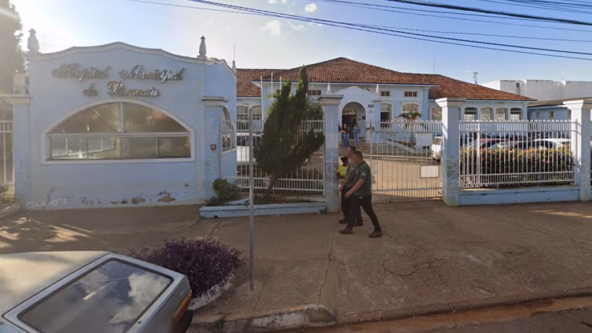 Homem que usou cola no olho em vez de colírio também confundiu álcool com água durante atendimento em MG