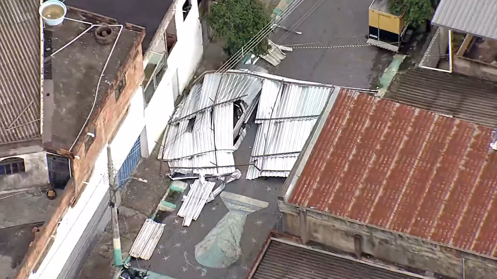 Chuva provoca alagamento no Barreiro, em BH; defesa civil emite alerta de risco geológico para a região