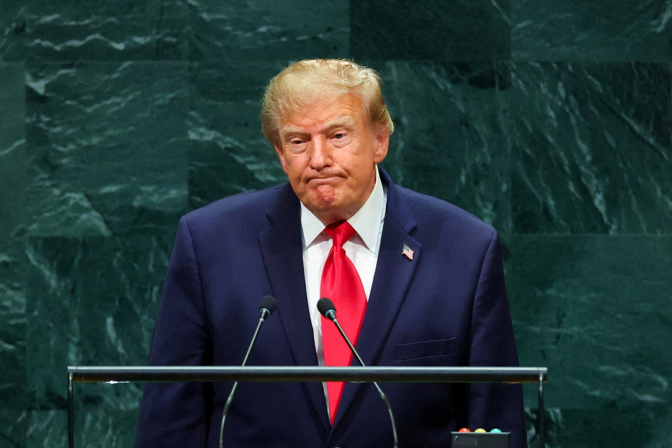 Trump chama de 'inimigo' quem usar 'IA' em vez de 'superinteligência'