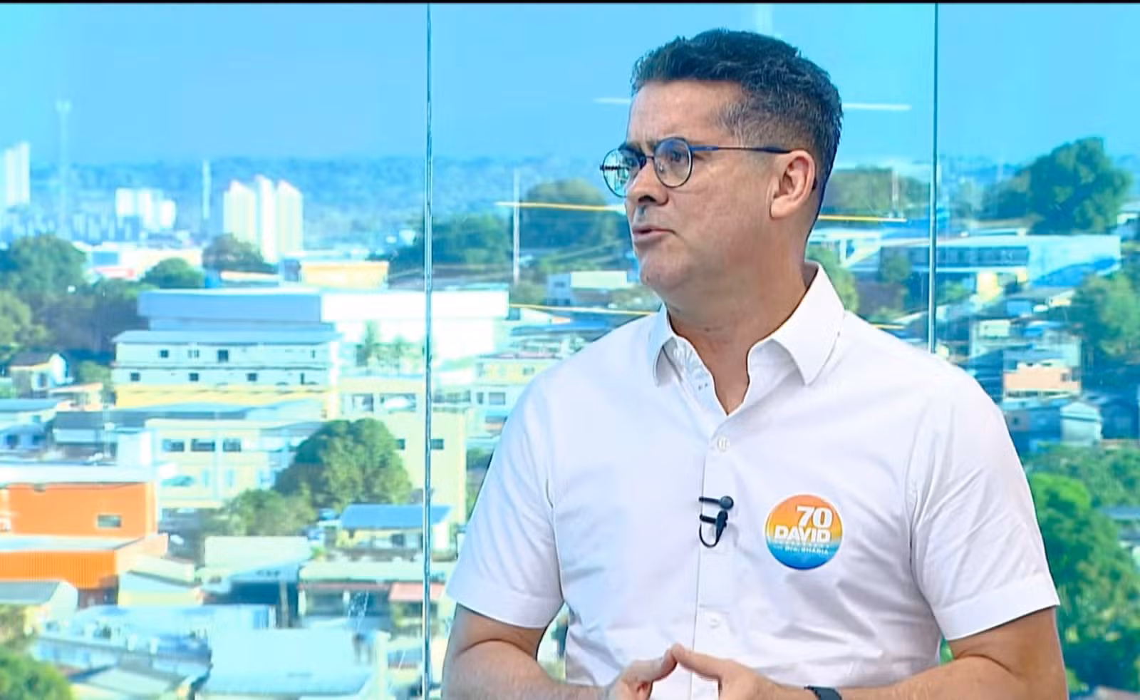 Eleições 2026: David Almeida concede entrevista a programa de TV e promete dobrar valor do Auxílio Estadual