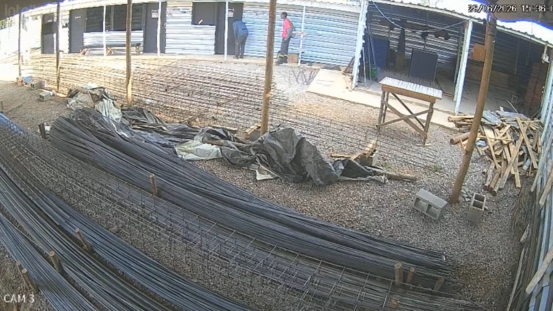 VÍDEO: Criminosos desligam energia e furtam R$ 10 mil em ferramentas de obra de escola
