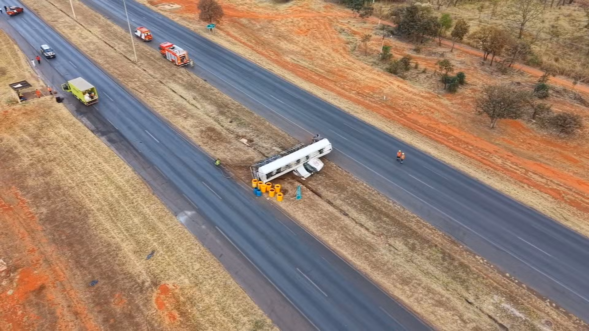 Carreta de combustível que tombou na BR-020 é retirada após 18 horas, e trânsito é retomado nos dois sentidos no DF