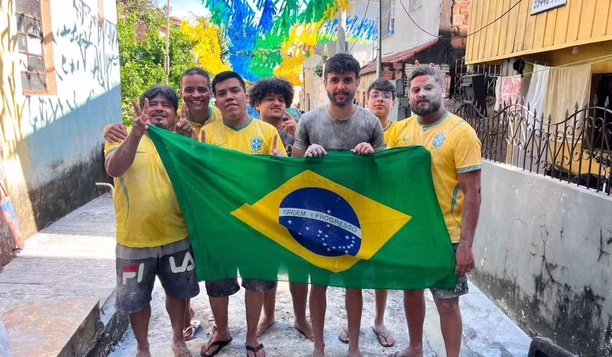 Após 7 a 1, família mantém tradição de celebrar gols com 'chuva de farinha de trigo' durante jogos do Brasil na Copa; VÍDEO