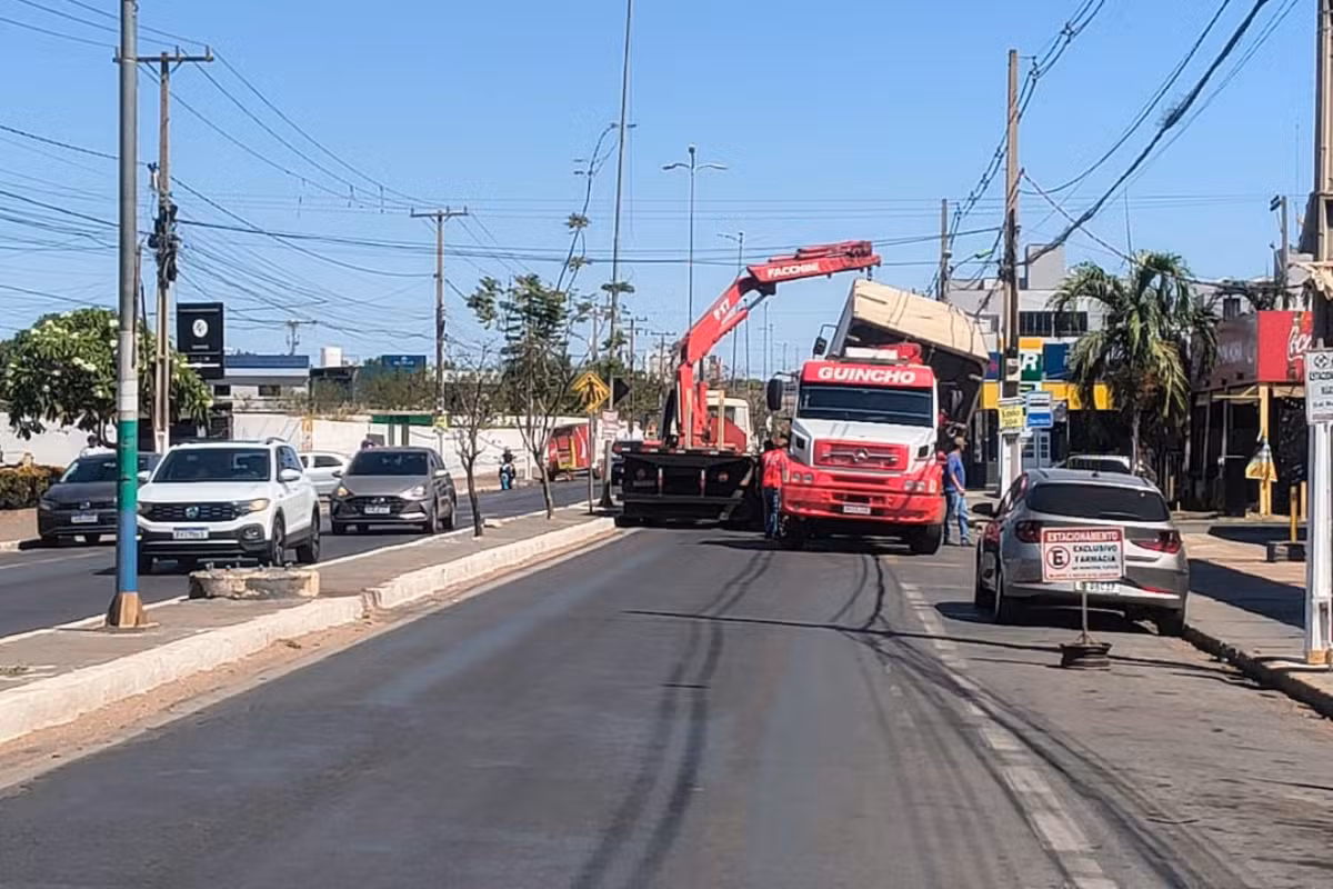 Caminhão guincho derruba fiação, deixa UPA sem energia e bloqueia avenida em Várzea Grande (MT)
