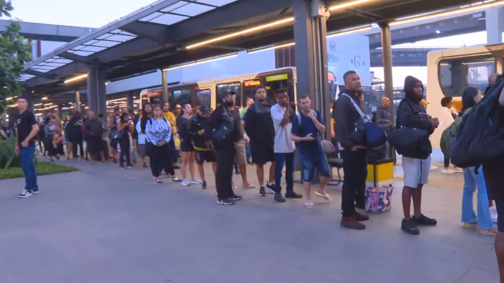 Ônibus comuns e BRTs vão funcionar com a frota integral a partir da 0h, diz Prefeitura do Rio
