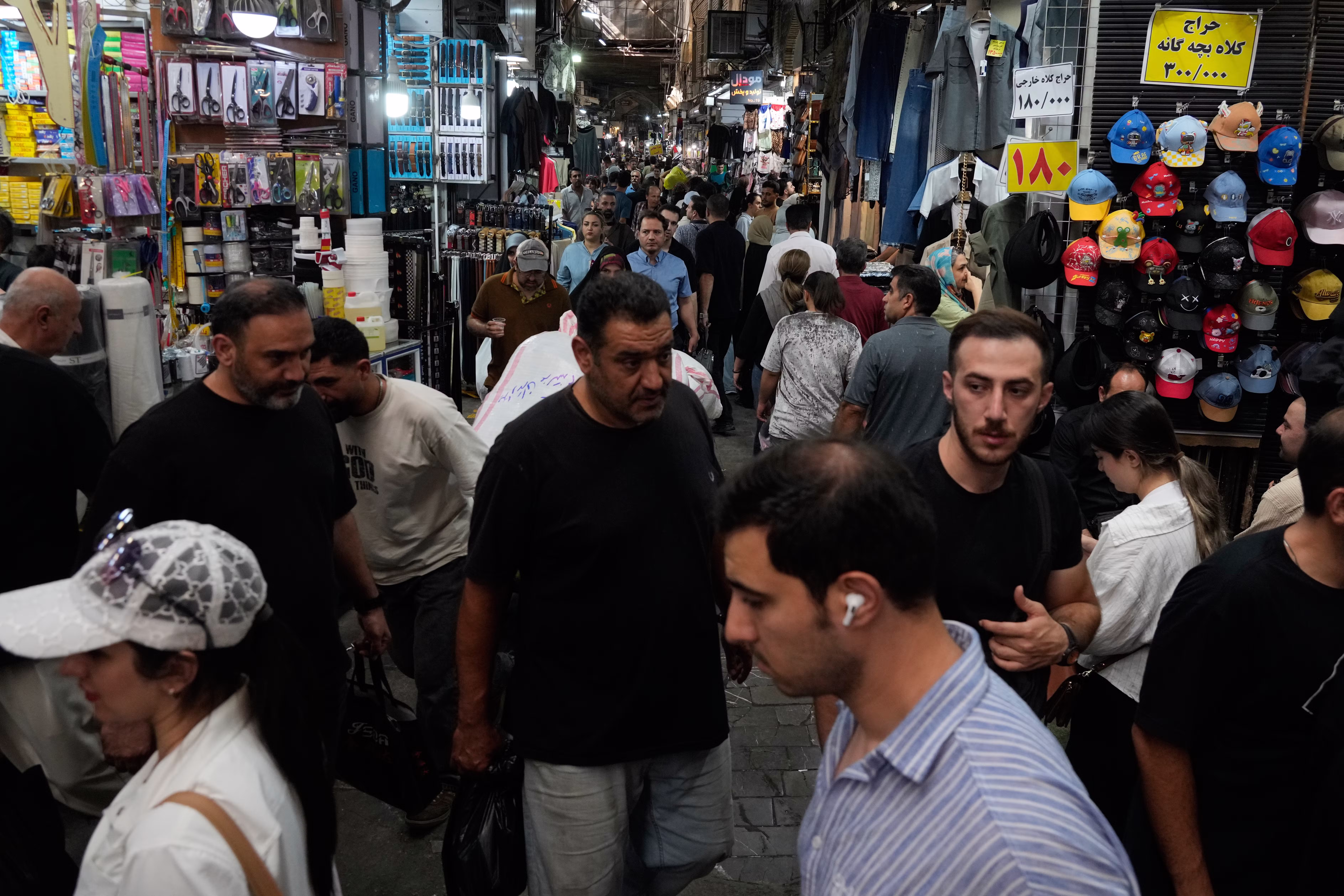 Famílias iranianas lutam para comprar o básico enquanto EUA intensificam guerra econômica