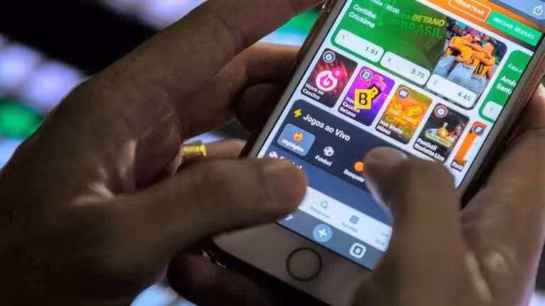 Influencers que divulgarem apostas ilegais serão responsabilizados, diz governo