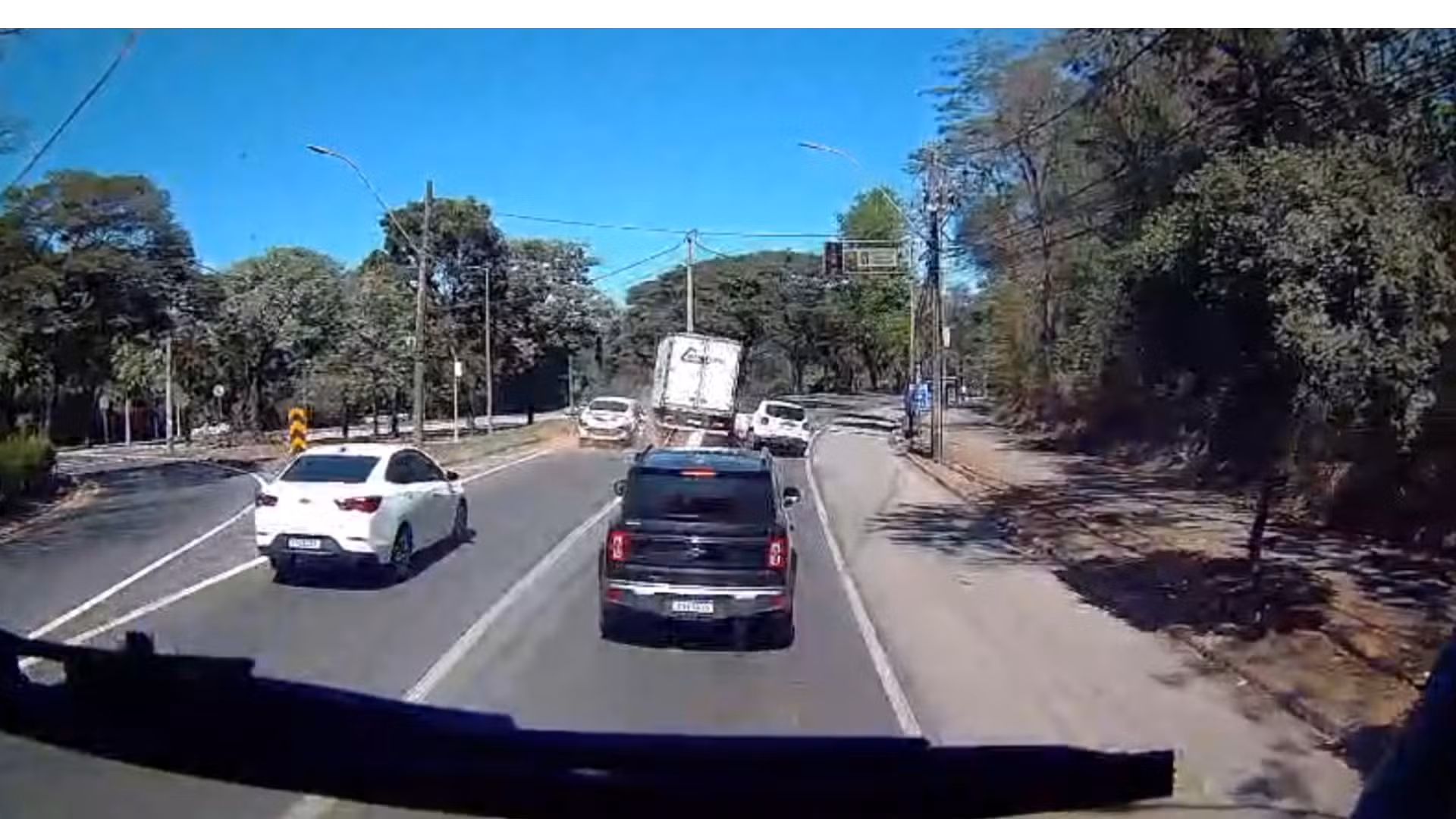VÍDEO: Caminhão atinge dois carros parados em semáforo na BR