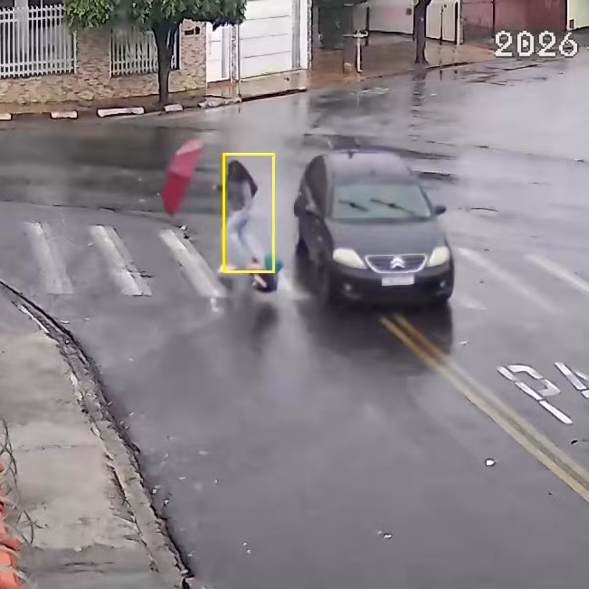 VÍDEO: criança de 6 anos é atropelada em faixa de pedestres em Itapira; motorista fugiu