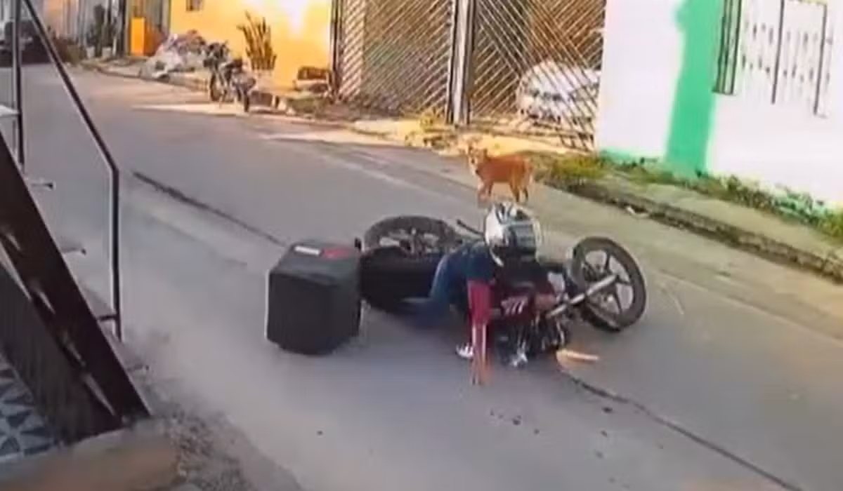 Motociclista cai em buraco e fica ferida na Zona Norte de Manaus
