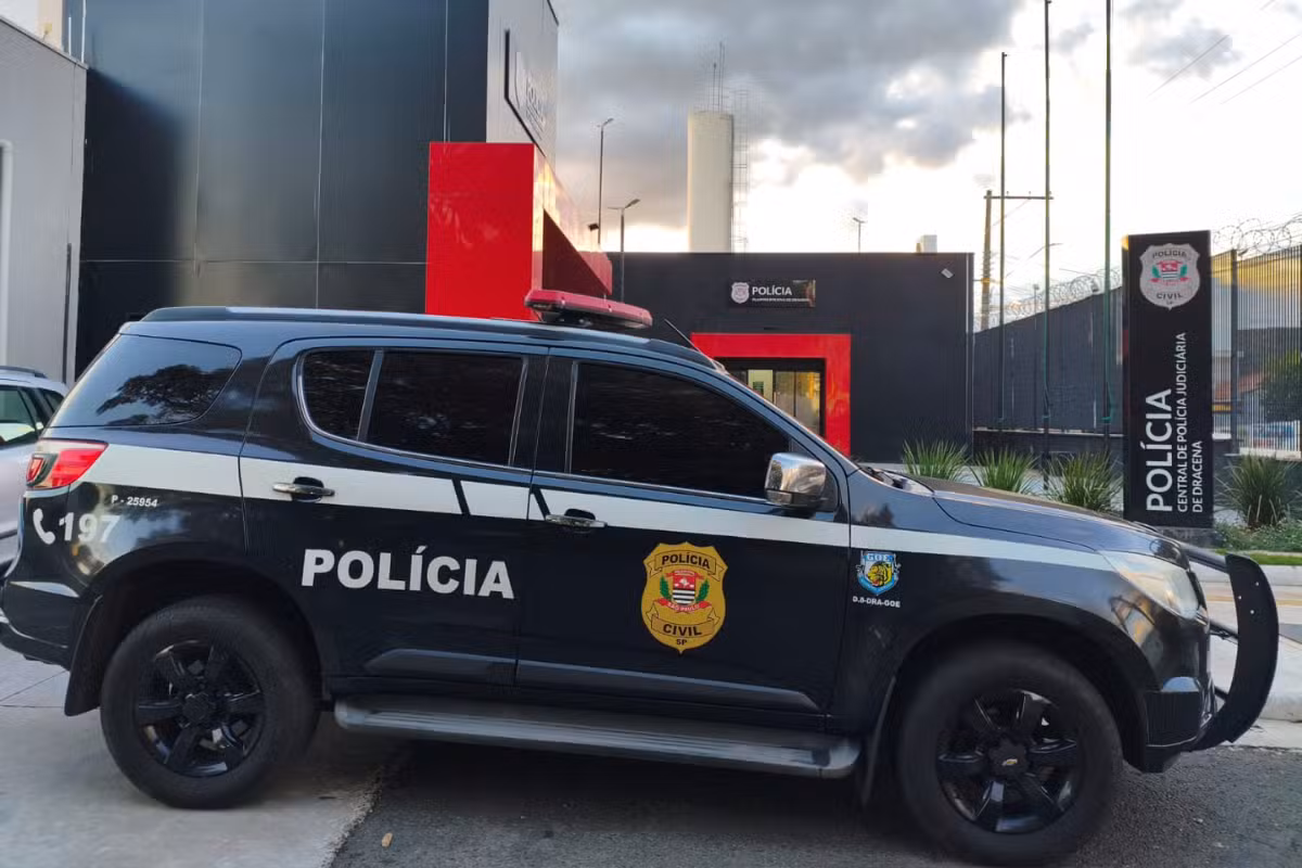 Mulher aciona a polícia por violência doméstica e é detida por maus