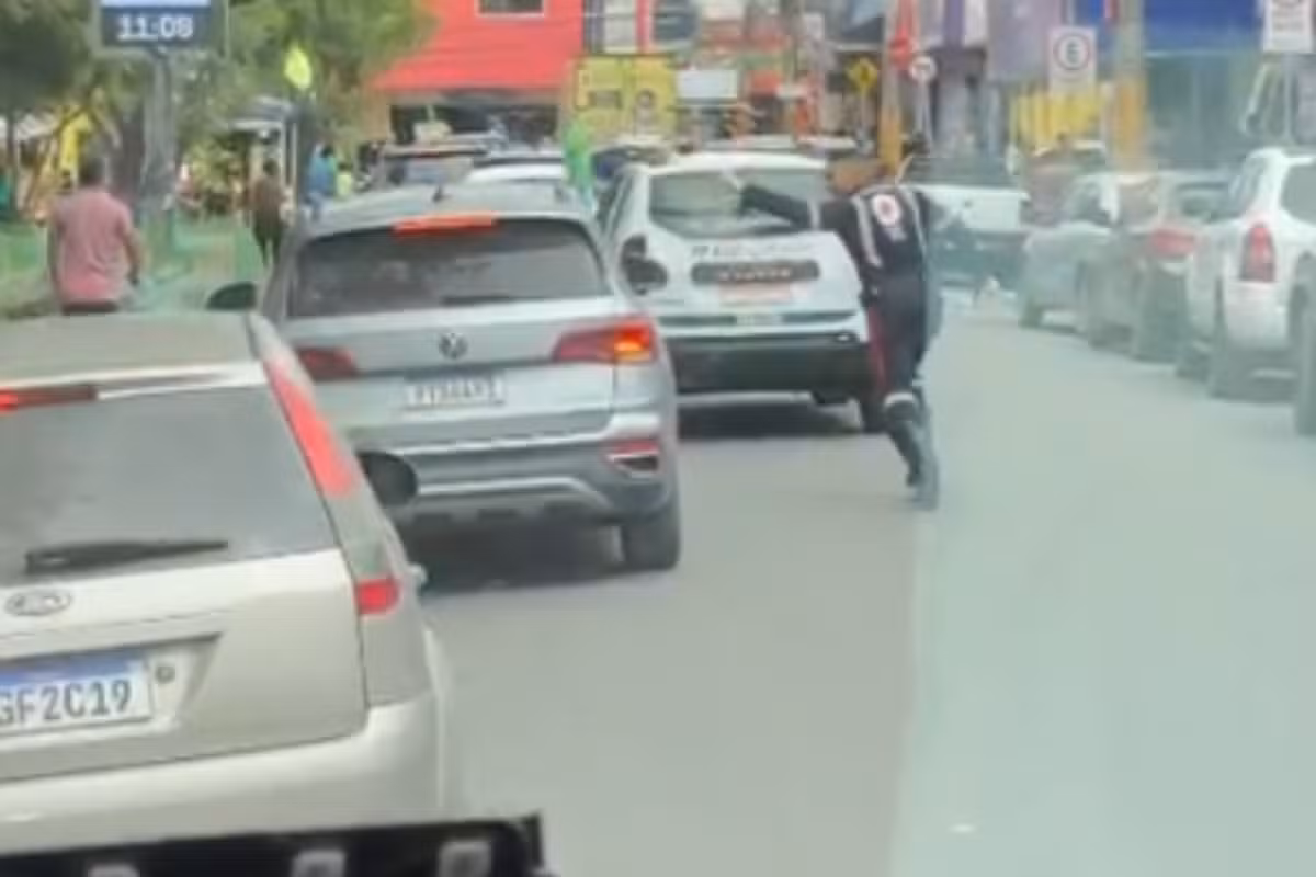 Socorrista do SAMU corre entre carros para abrir passagem de ambulância em Gravatá e VÍDEO viraliza
