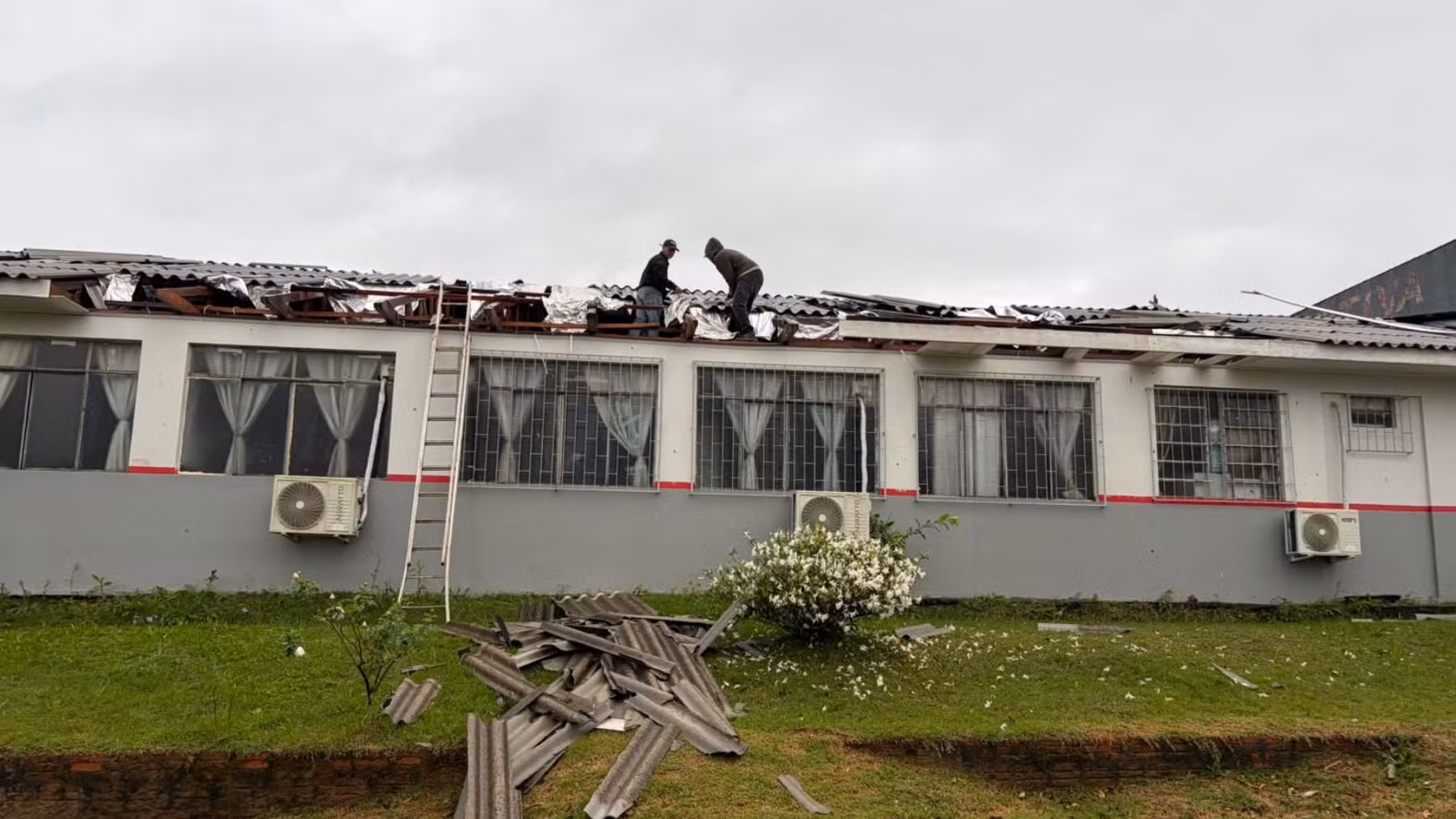Escolas ficam destruídas durante passagem de tornado no Paraná e aulas são suspensas