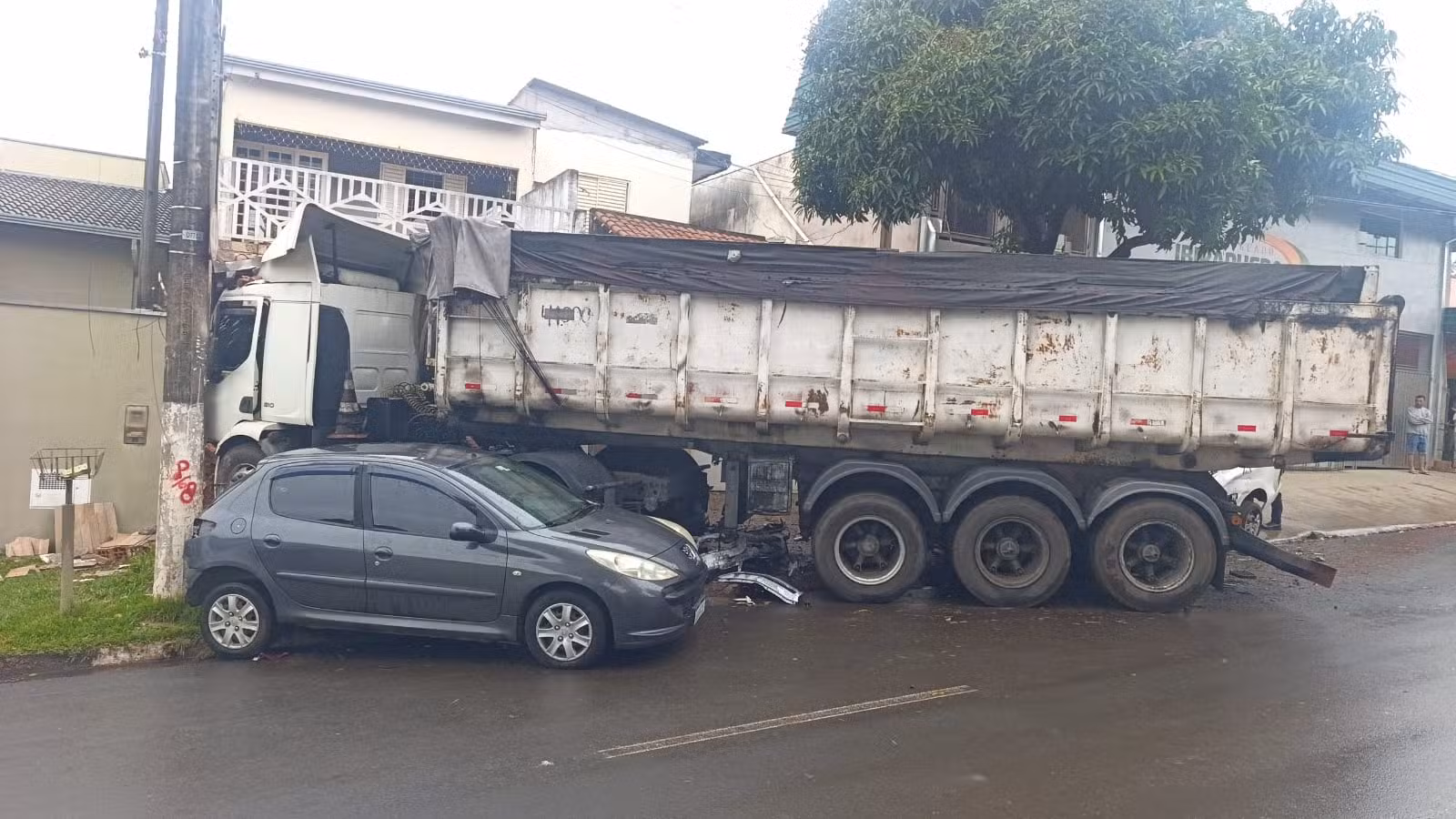 Caminhão desgovernado que atingiu casa no interior de SP é retirado quase 24 horas após acidente