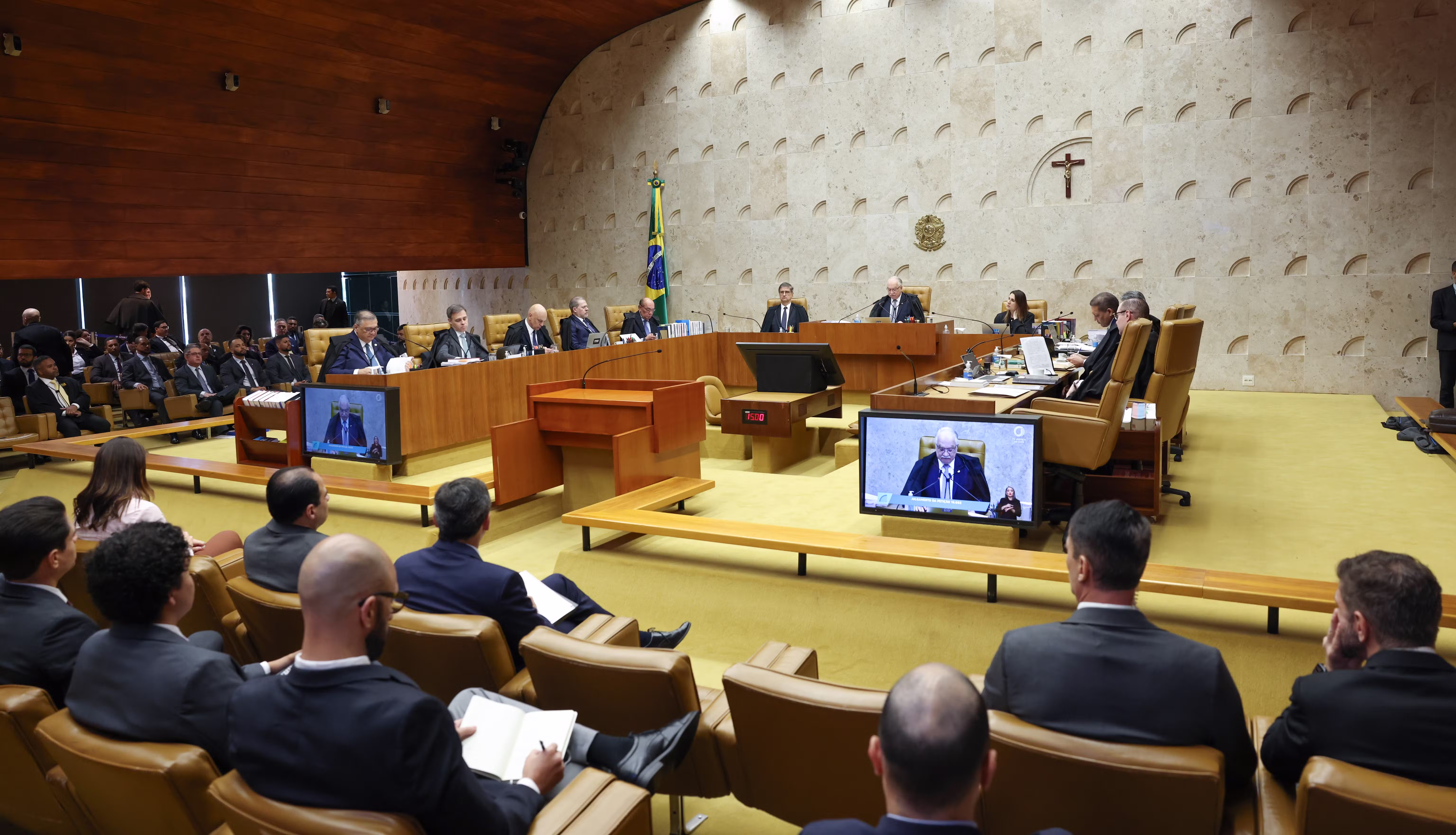 Ministros fora do julgamento, bate-boca e debate sobre juntar acusações contra Moraes e Mendonça: como foi a sessão do STF até agora