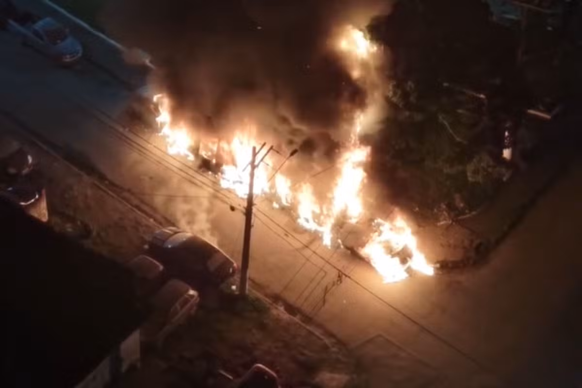Fogo destrói quatro carros de funilaria estacionados em rua no litoral de SP; VÍDEO