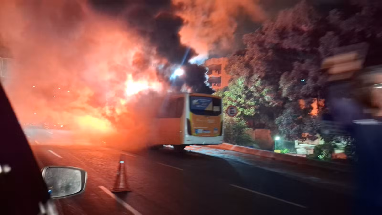Ônibus pega fogo na saída do Túnel Rebouças e trava o trânsito no Rio