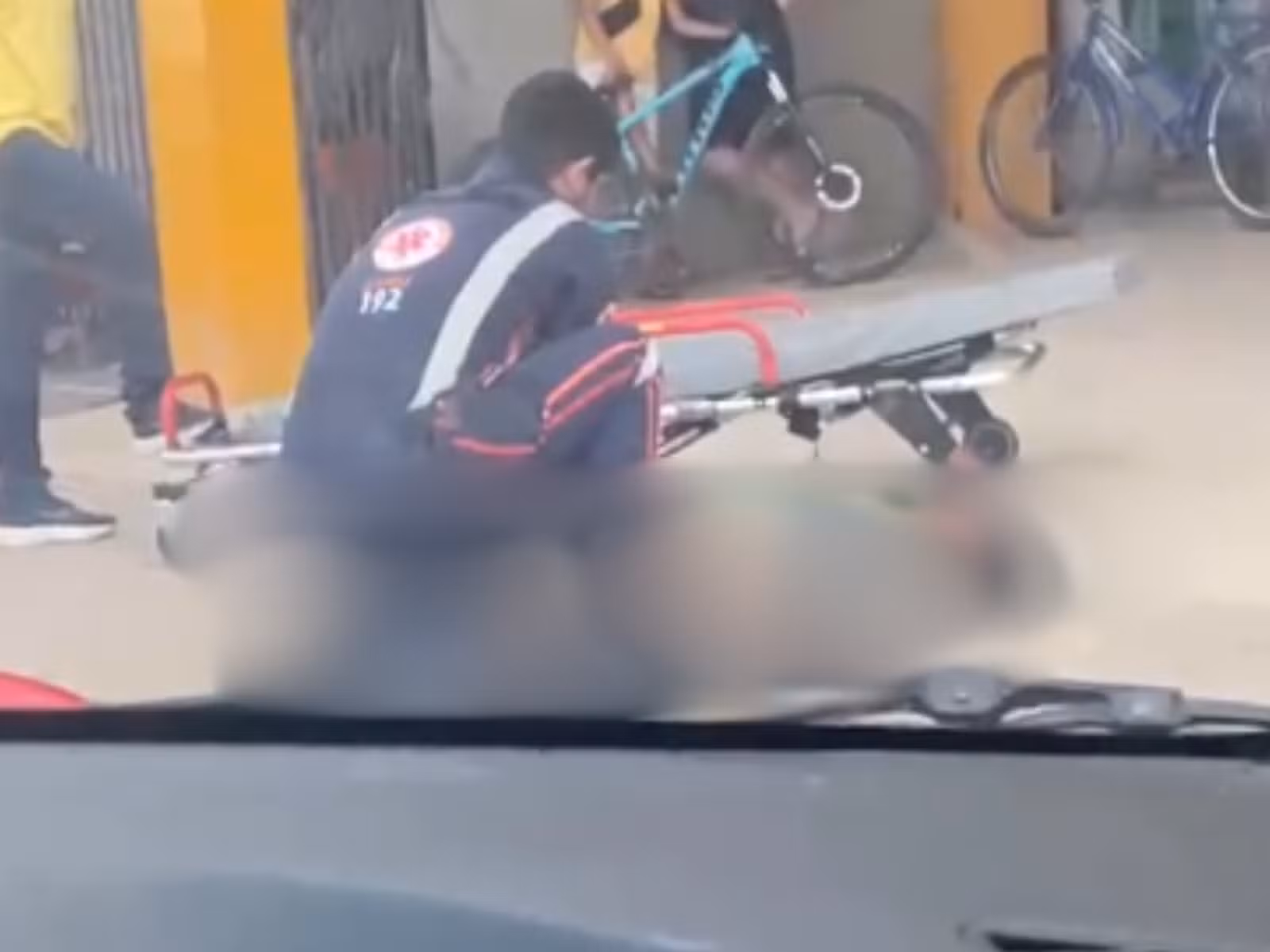 VÍDEO: Mulher dá à luz em calçada no interior do Acre; bebê estava preso à roupa da mãe