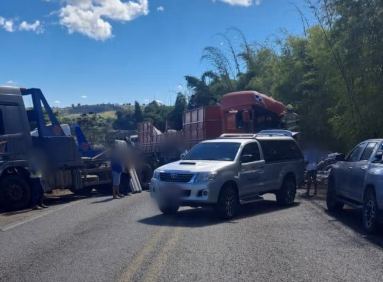 Caminhoneiro morre e carga de arroz fica espalhada pela MGC