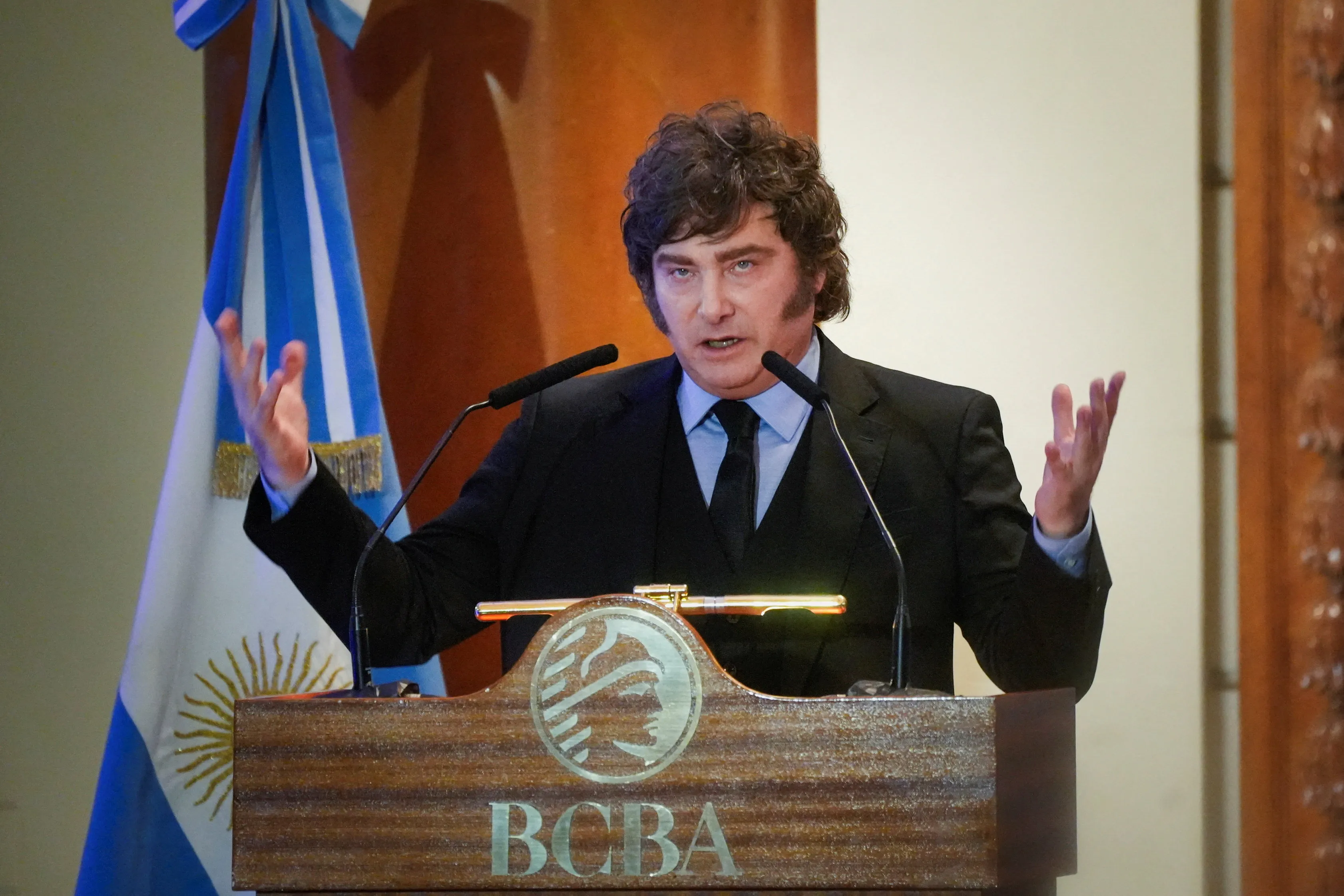 O que Javier Milei vem fazer no lançamento da candidatura de Flávio Bolsonaro a presidente